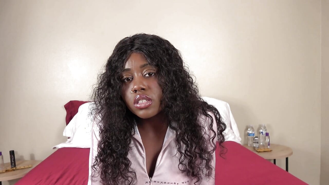必死なアマチュアのホットな大きな胸のミルフ美女が、大きな黒人のチンコにきつい膣を突かれる