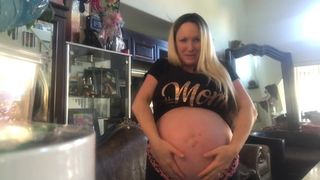 Bebé mamá muestra el vientre