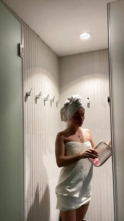 Nach der umkleidekabine und dusche nehme ich dich mit mir in die sauna