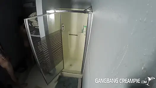 Brünette dusche und fick mit maskiertem typen
