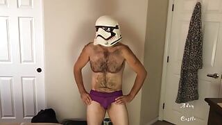 Stormtrooper mencuba striptis seluar dalam