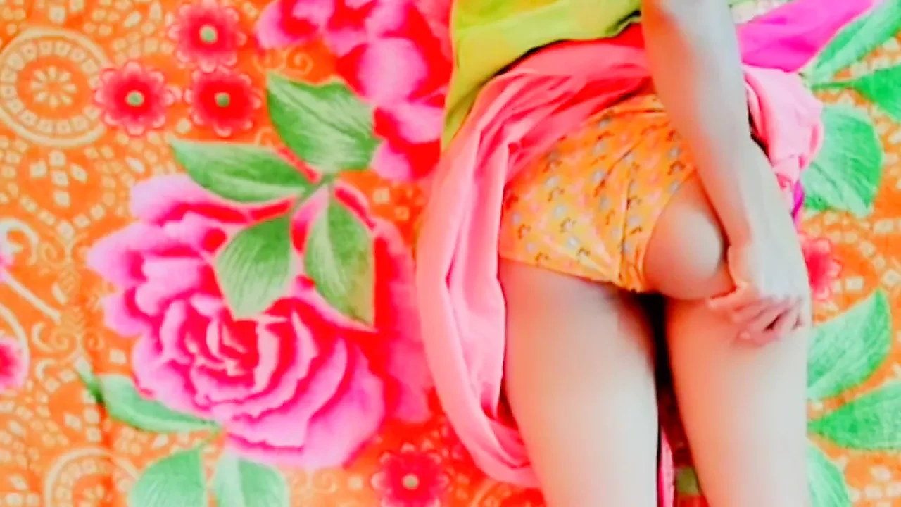Curvy Bhabhi was alone at home and nobody she could find would fuck her and she started playing nude fingering her pussy