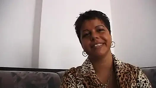 Ebenholz-schlampe mit dickem arsch reibt und fingert beim casting ihre muschi