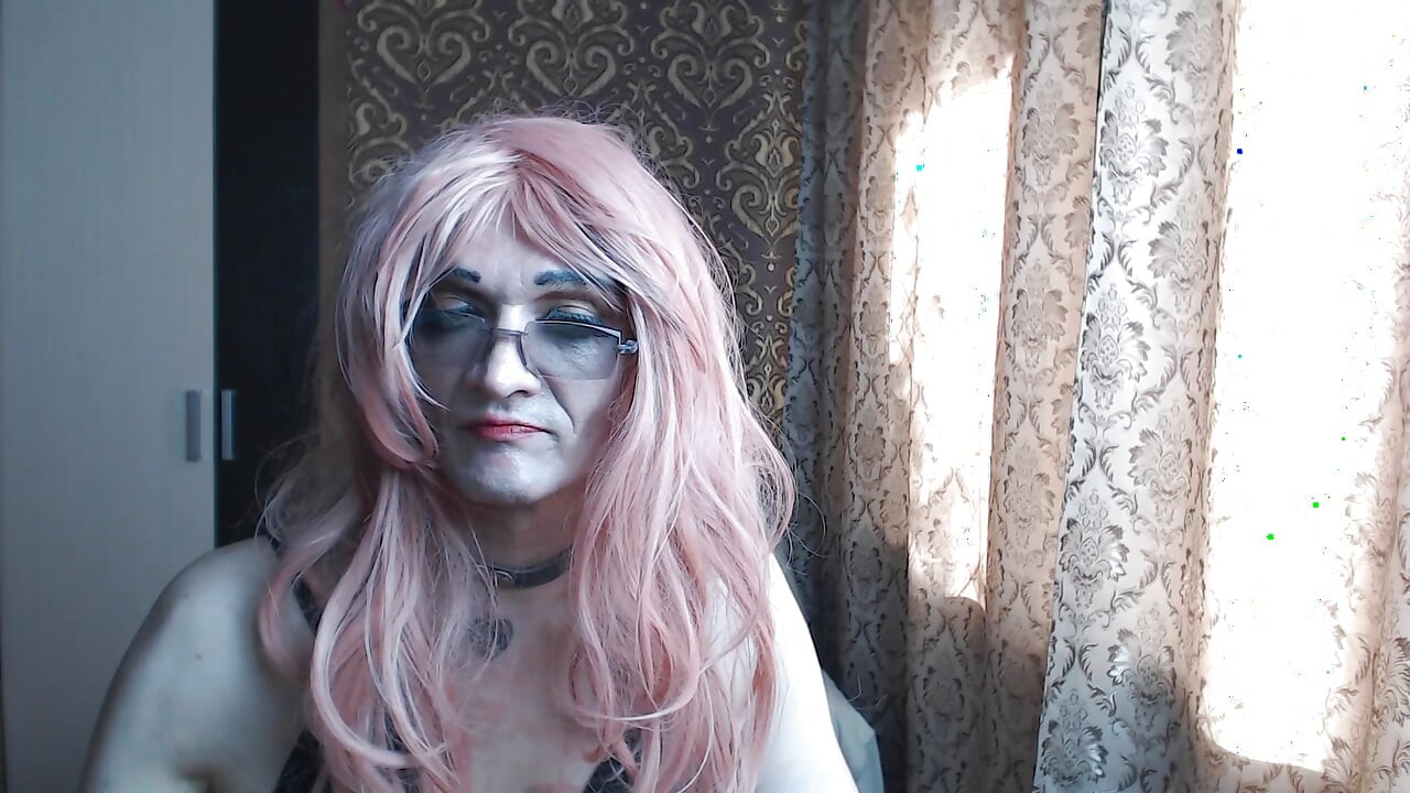 脱掉内裤, 全部含在嘴里.