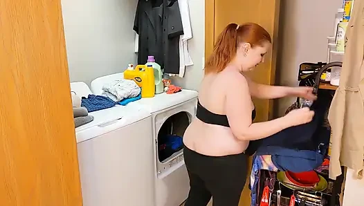 Küçük üvey kız kardeş kurutucuya sıkıştı