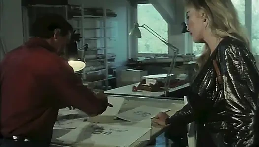 Moana tidak berdiri dan arsitek dan sekretaris