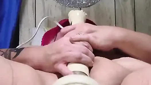 Cewek sange ini dikasih penghargaan untuk ngentot memeknya sendirian sampai dia mengerang keenakan