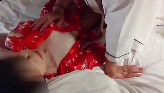 Aku menggodanya dengan kimono merah, dan setelah jilat memeknya, dia ngentot aku dari belakang dan bikin aku crot di dalam memeknya
