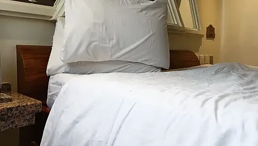 Ich masturbiere mit einem vibrator, squirte und beende durch meinen fetten, benutzten und fickenden arsch.