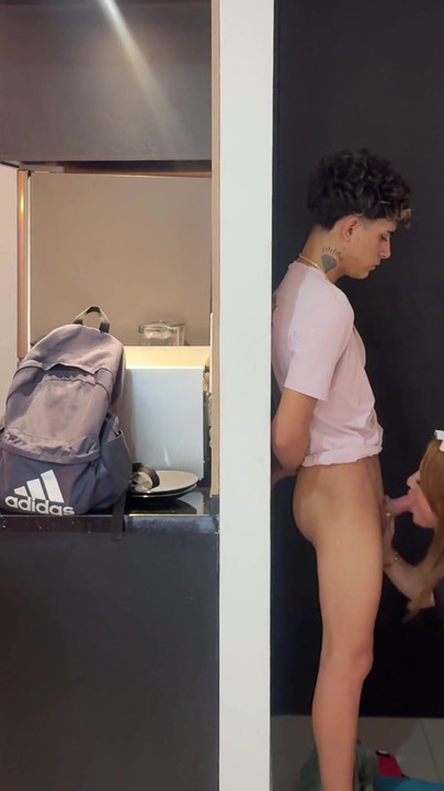 Aproveito o fato de que o cara com tesão do meu marido está distraído para foder meu enteado. | Clipe 1