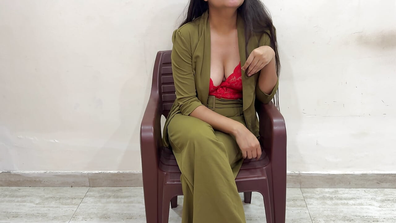 Saara si cewek sange ini dientot habis-habisan sama stafnya untuk promosi bokep india