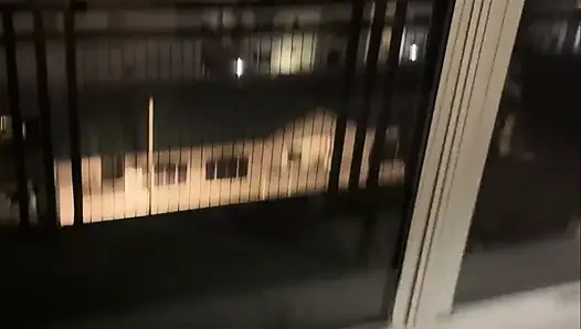 Готическая девушка против большого черного члена в Даун-Тауне