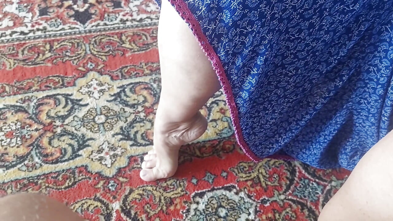 Selena close up feet posando e engolindo boquete