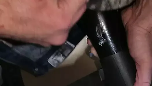 Un papa verbal avec Fleshlight jouit fort et bruyamment