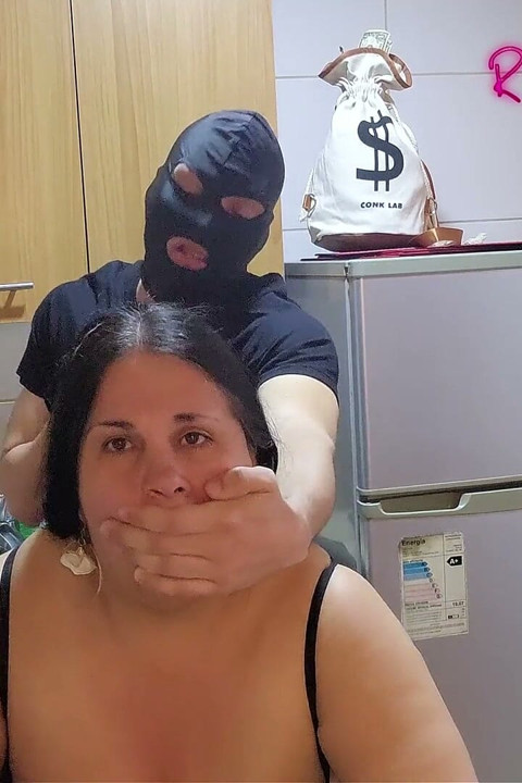 Video cho người hâm mộ: một người đàn ông đeo mặt nạ bắt gặp tôi trong nhà bếp