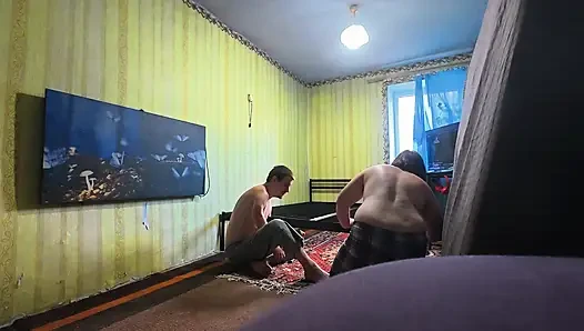 Kamera arkası, kesilmemiş. Yeni bir seks yatağı inşa ediyoruz