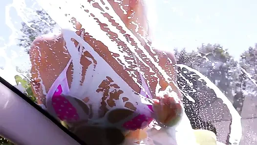 Юных шлюшек трахают на мойке машины!