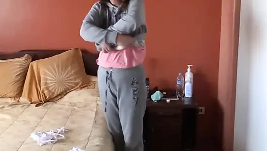 Karım maaş artışı için patronunun önünde gösteriş yapıyor ve mastürbasyon yapıyor