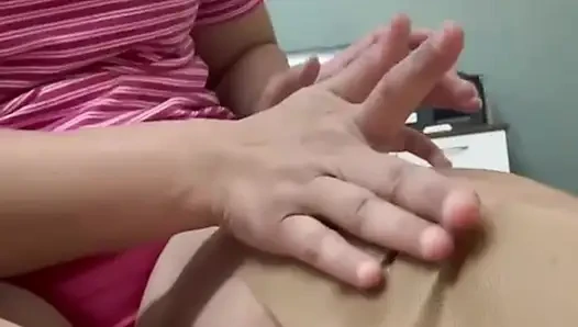 Ibu tiri India mencukur dan waxing memeknya yang berbulu