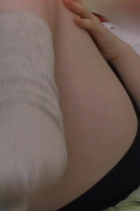 कॉलेज वर्दी में जापानी छात्रा घर पर हस्तमैथुन करती है