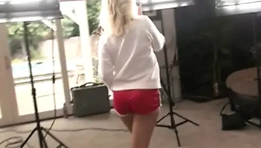 Cewek seksi rambut pirang ini dientot habis-habisan sama kontol besar pria kulit hitam sampai memeknya menganga lebar