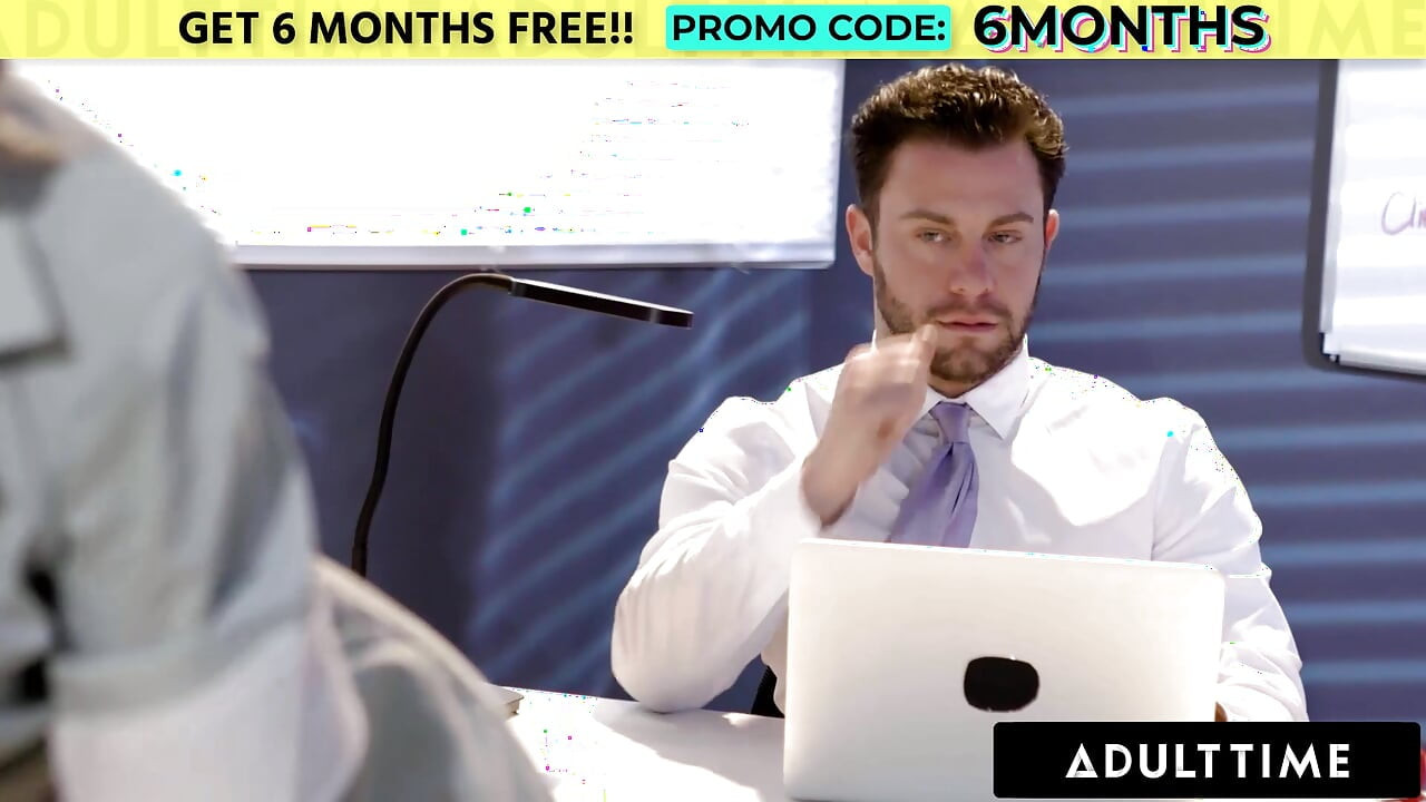 TIMP PENTRU ADULȚI - Servitoarea sexy de la birou Kenna James îl tachinează pe șeful căsătorit suprasolicitat pentru aventura anală ascunsă