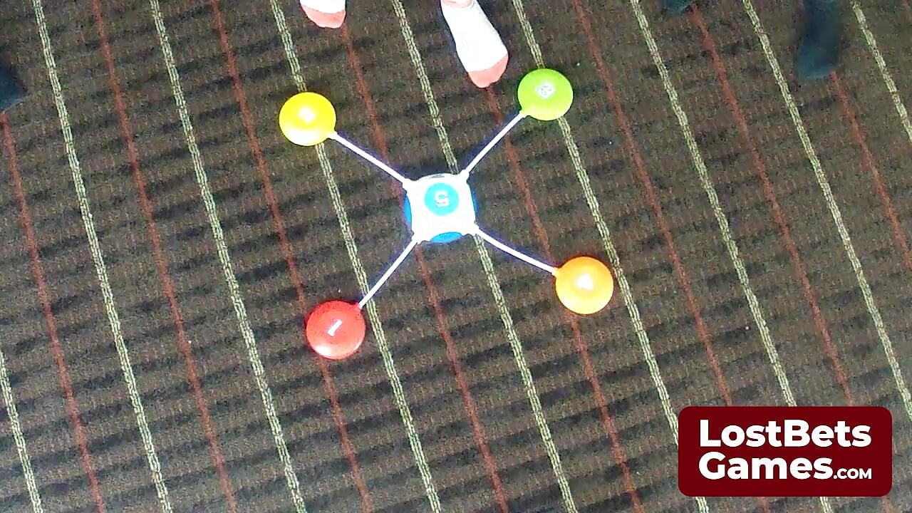 Las lesbianas cachondas jugando un juego de strip pod pisoteado