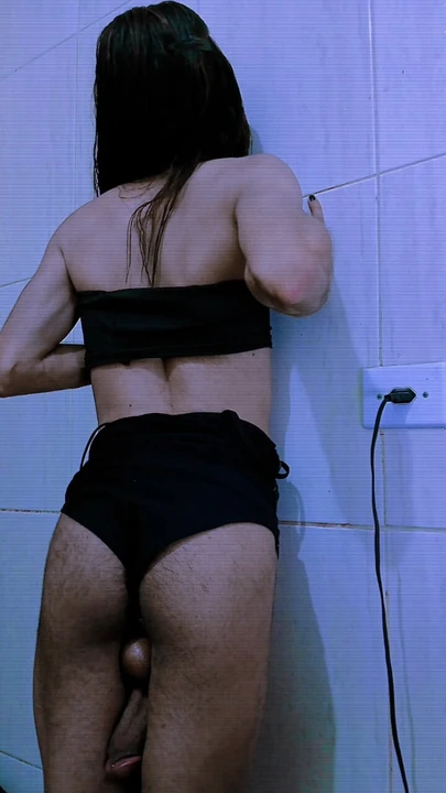 Zlobivá dívka miluje masturbovat v bikinách. Zženštilý gay v ženských šatech ukazující jeho zadek
