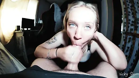 Suami merekam teman pirangku mengisapnya