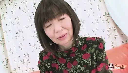 После того, как вылизали ее клитор, зрелая азиатская дама скачет на члене раком