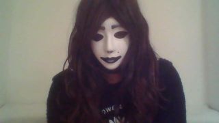 Transvestit zeigt Maske vor der Webcam