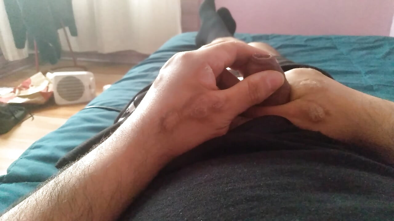 Budak penagih seks menyentuh zakar besarnya