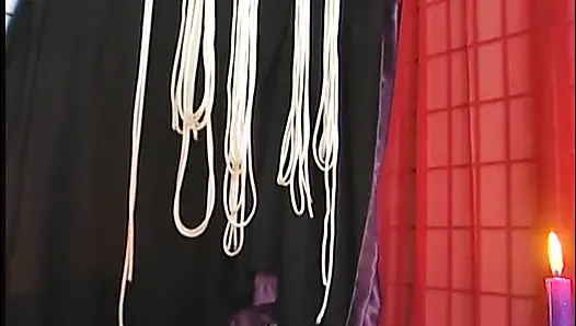 Шлюшку использовал ее домина на столе