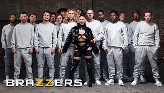 Бомба Angela White удовлетворяет, пожирает все голодные члены в комнате - Brazzers