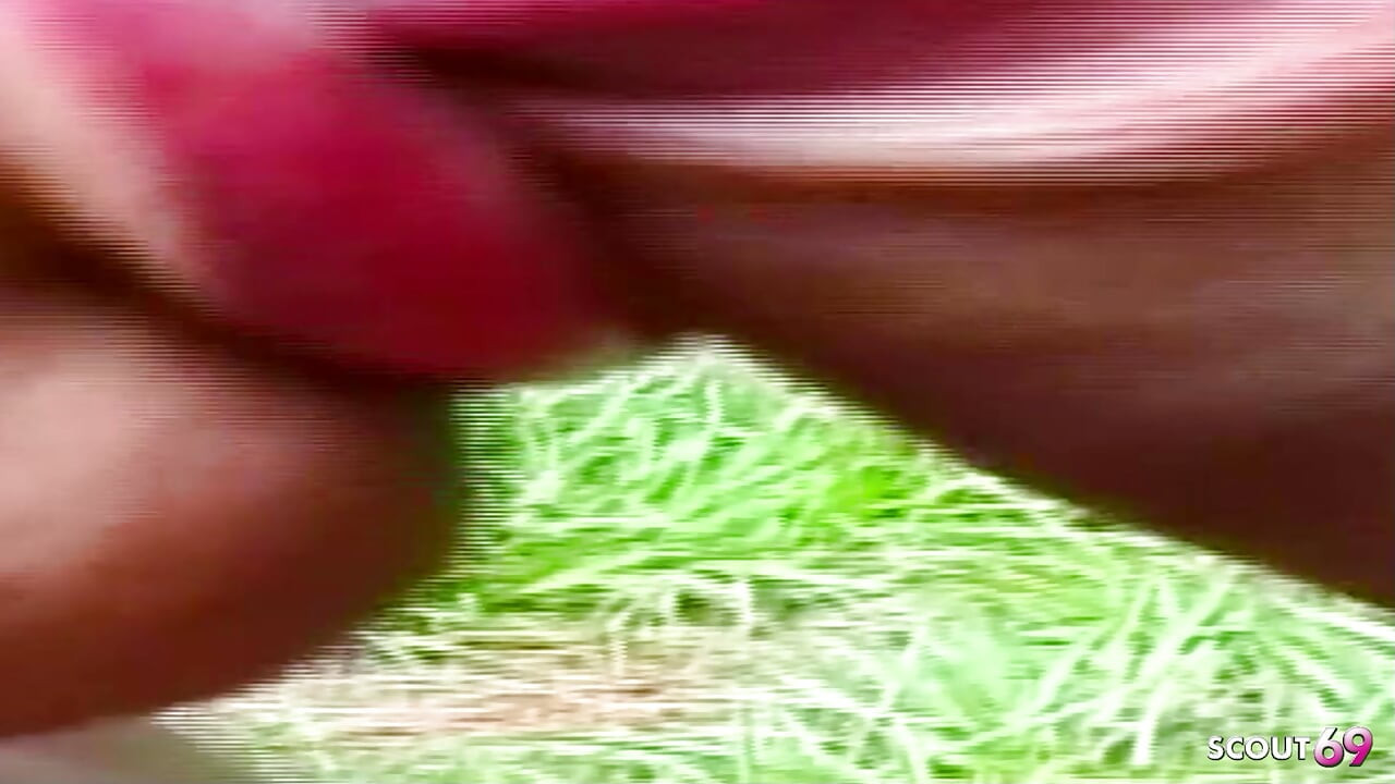 金发变性人在树林里被偷偷地干她紧致的菊花