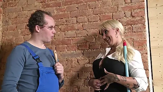 Azgın komşum - komşu sürtük çiğ ve yüksek sesle sikiliyor!