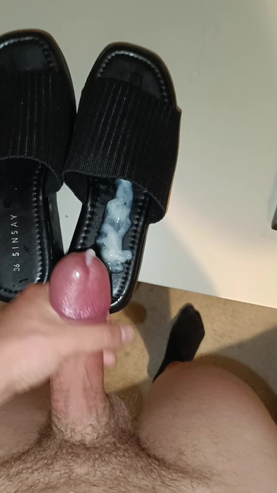 Huge load on milf's shoes