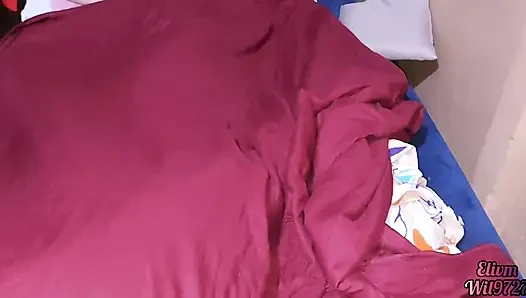 Xxx desi üvey kız kardeşiyle çarşaflar arasında oynuyor