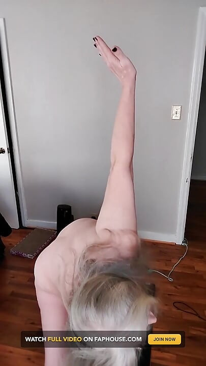 Seksi žena sa velikim sisama radi jutarnju golu jogu!
