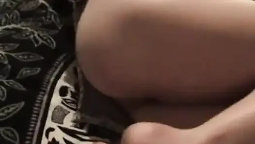Olivia lagi asik masturbasi sambil ngocok kontol edward