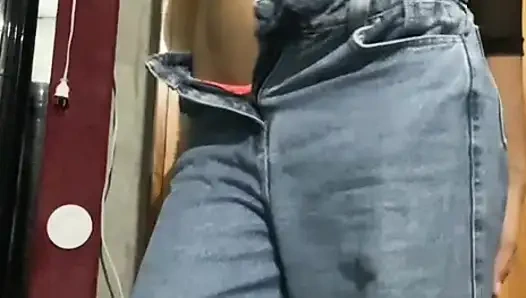 Sie ist nach hause gekommen, sie ist wirklich von meinen aufrechten nippeln angezogen, sie streichelt mich!