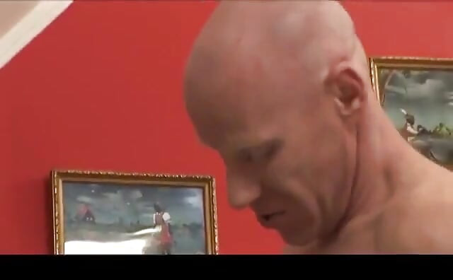 소파에서 대머리 친구에게 보지를 따먹히는 갈색 머리