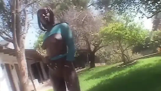 Çok seksi doğal göğüslü zenci kız ağzında büyük siyah yarağı seviyor