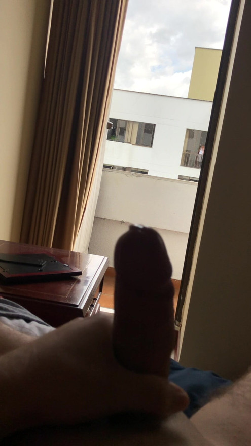 Dick mostrando e gozando com a janela aberta para os vizinhos