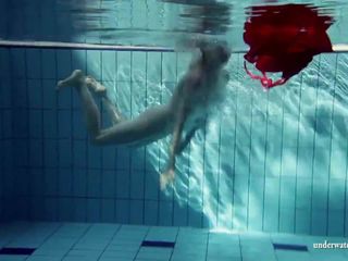 Hete blonde Lucie Franse tiener in het zwembad