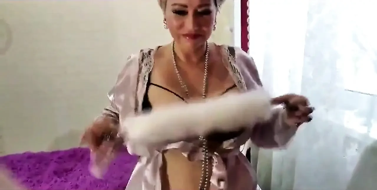 与一个美丽成熟的已婚莫斯科女士的湿滑屄的激烈比赛.！.))
