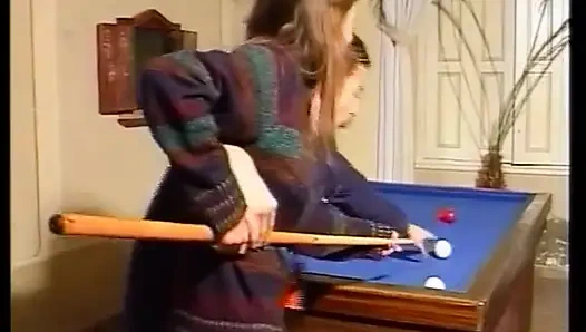 Сногсшибательную крошку из Германии трахнули на бильярдном столе