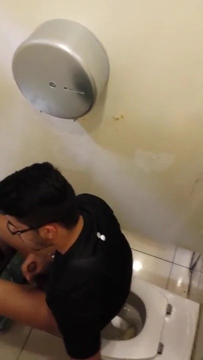 De olho no boy punhetando no wc