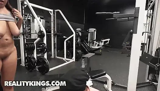 Reality kings - yığılmış spor salonu kızı çıplak alırken yakalanıyor ve büyük doğallarını siktiriyor ve ağzına büyük bir döl alıyor