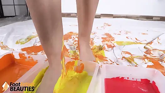 Belle yang lagi topless lagi muasin memeknya pakai kaki dan tangannya yang aduhai